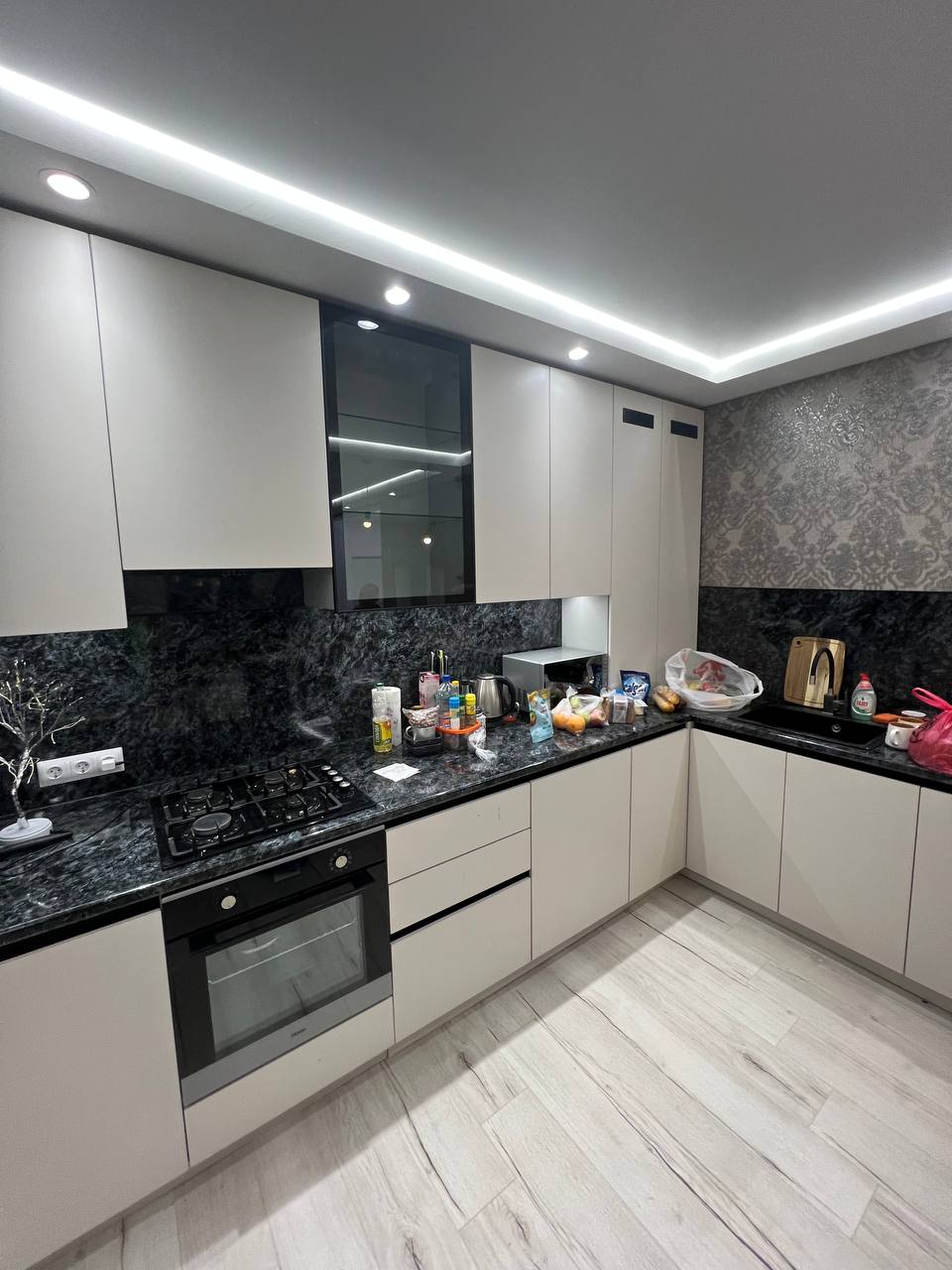 Кухня угловая — Кремовый и чёрный мрамор